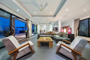 4 Bedrooms Villa | Olohuone | 40–tuumainen taulutelevisio, jossa satelliittikanavat