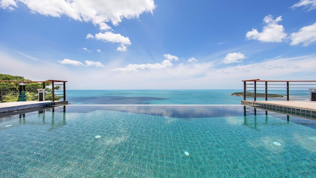 A clear blue sky with a view of the ocean and a swimming pool with a tiled floor. - Ban Nai Fan (Koh Samui)