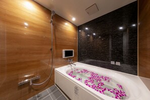 Standaard tweepersoonskamer | Badkamer | Gratis toiletartikelen, een haardroger, pantoffels