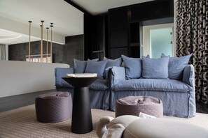 3 Bedrooms Villa | Área de sala de estar | Televisión de pantalla plana de 40 pulgadas con canales vía satélite 