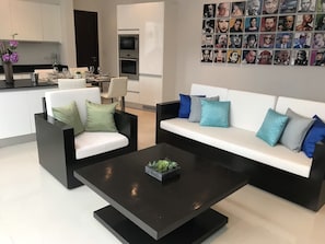 Villa, 2 chambres | Coin séjour | Télévision à écran plat