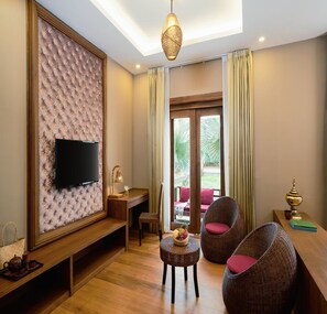 Minibar, caja de seguridad en la habitación y escritorio 