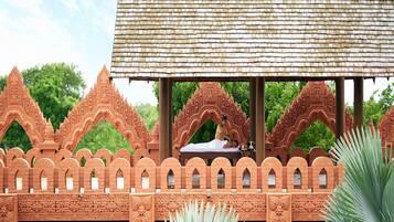 Tina de hidromasaje al aire libre