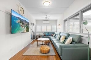 TV, DVD player - Very comfortable, pet friendly home located a short stroll from the beach... (South West Rocks)