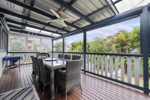 Outdoor dining - Very comfortable, pet friendly home located a short stroll from the beach... (South West Rocks)
