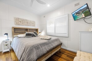3 bedrooms, iron/ironing board, free WiFi - Very comfortable, pet friendly home located a short stroll from the beach... (South West Rocks)