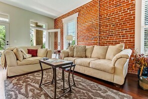 City-Loft, 1 Schlafzimmer | Wohnzimmer | 50-Zoll-Flachbildfernseher mit Satellitenempfang, Fernseher