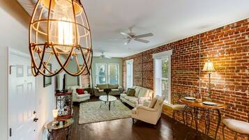 Signature Loft, 1 Bedroom | Ruang tamu | 50 inci televisyen skrin rata dengan satelit, TV