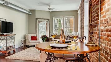 Signature Loft, 1 Bedroom | In-room dining