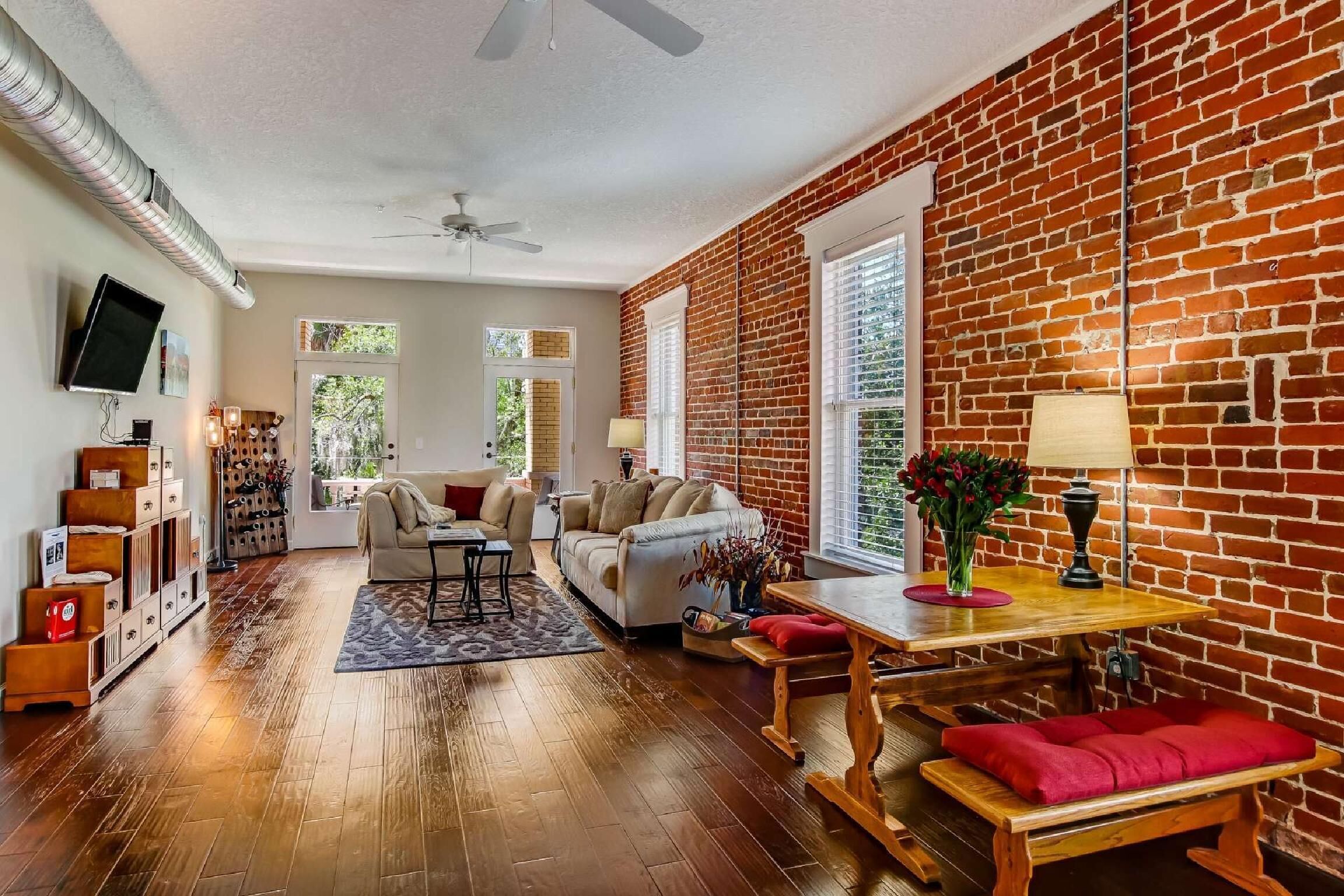 都會樓中樓客房, 1 間臥室 | 起居區 | 50-吋平面電視、衛星頻道、電視