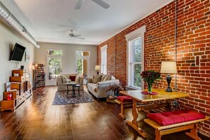 Loft urbano, 1 habitación | Área de sala de estar | Televisión de pantalla plana de 50 pulgadas con canales vía satélite