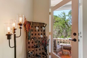 1 habitación, decoración personalizada, muebles diferentes y escritorio