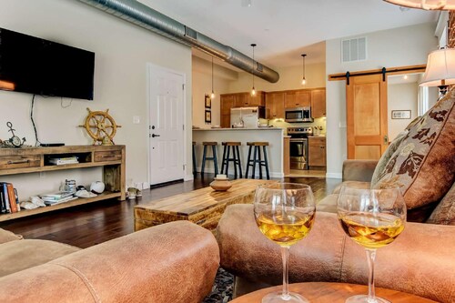 Perfect for Business or Pleasure! Renovated Dwtwn Loft - Walk to Dining, Desk w/ Printer