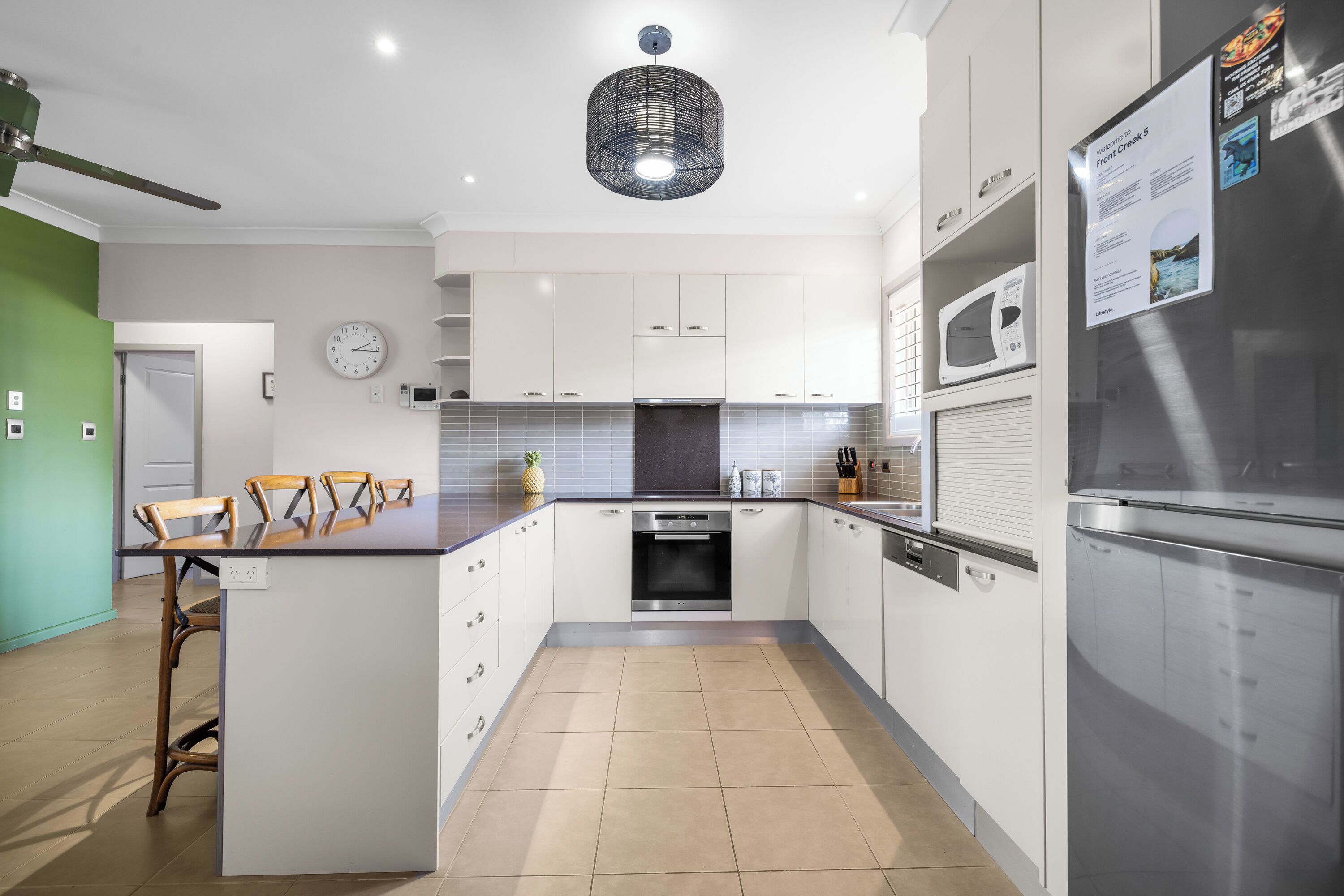 Een koelkast, een oven, een kookplaat, een vaatwasser