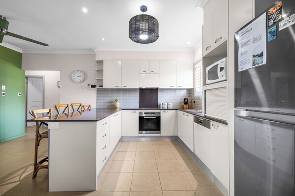 冷蔵庫、オーブン、コンロ、食器洗い機