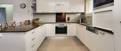 Fridge, oven, stovetop, dishwasher