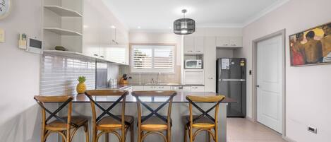 Fridge, oven, stovetop, dishwasher