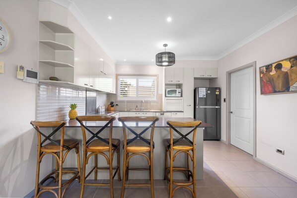 Fridge, oven, stovetop, dishwasher - Front Creek 5 - 5/16 Paragon Ave South West Rocks (South West Rocks)