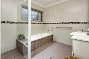 Baignoire, serviettes fournies, papier toilette