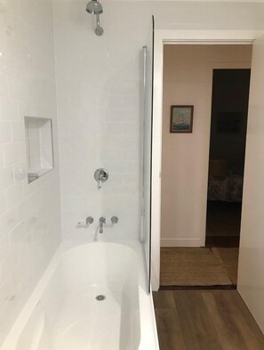 Bathtub, toilet paper - Relaxed Coastal Living Opposite Korogoro Creek (Hat Head)