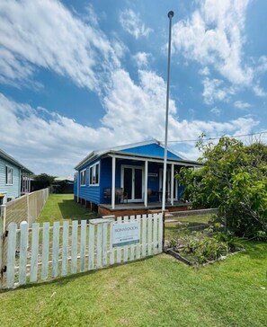 Exterior - Comfortable, pet friendly cottage that is only a short stroll to the... (Hat Head)