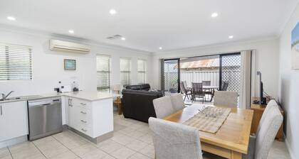 Beautifully furnished Townhouse close to town with air conditioning in...