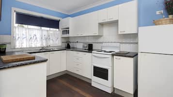 冷蔵庫、電子レンジ、オーブン、コンロ