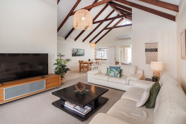 Télévision à écran plat, lecteur de DVD