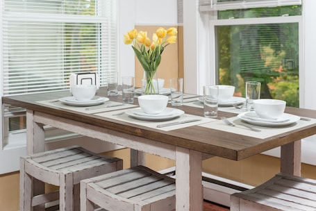 Dining. Charming apt -2 Bedroom -Close to Beach/Sleeps 6