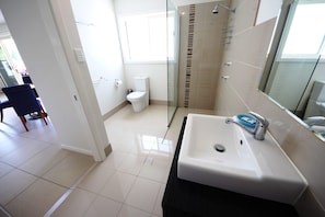 Shower - Very comfortable, air conditioned, WIFI, downstairs unit located a few... (South West Rocks)
