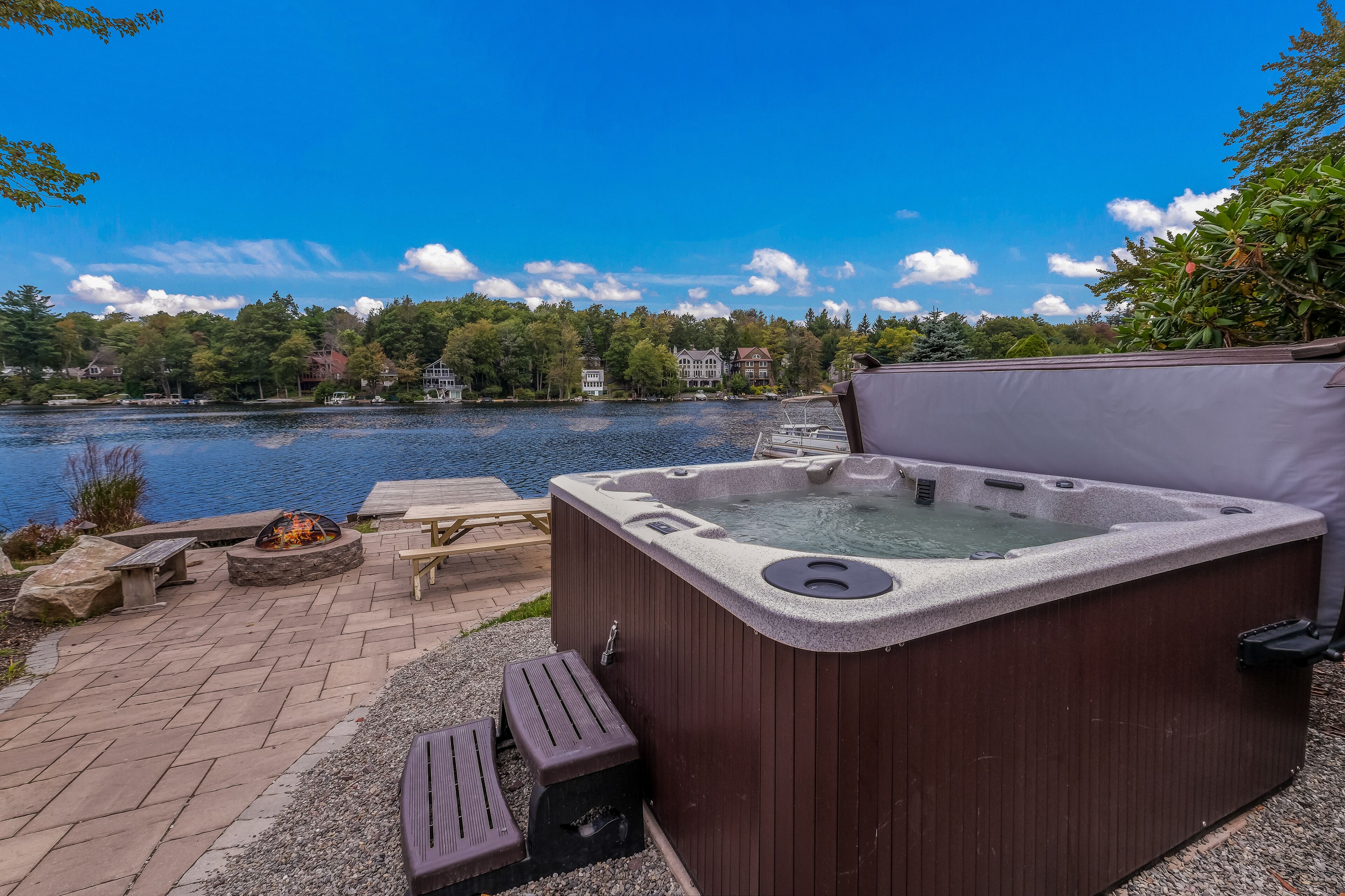 "Mirror Lake" Lake Front, Dock, Fire Pit, Hot Tub, Gas Grill