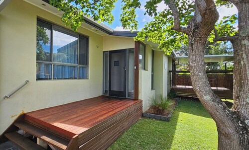 Comfortable air conditioned, pet friendly holiday home with large open...