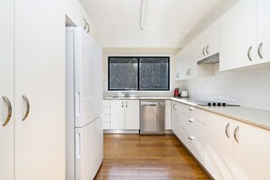 Fridge, microwave, oven, stovetop - Ammaboolah 36 Hutcheson St Hat Head (Hat Head)