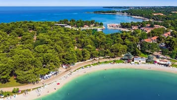 Nära stranden och strandhanddukar