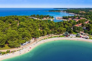 Playa en los alrededores y toallas de playa 