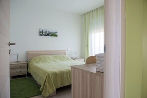 2 soverom, safe på rommet, skrivebord og skrivebord for bærbar PC