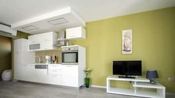 Réfrigérateur, micro-ondes, plaque de cuisson, lave-vaisselle