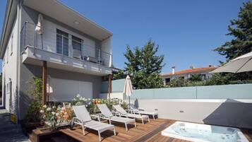 Bañera de hidromasaje al aire libre