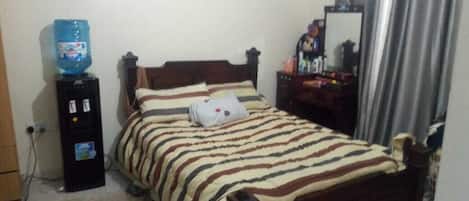 2 bedrooms, iron/ironing board, internet