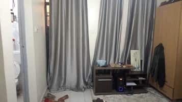 2 bedrooms, iron/ironing board, internet