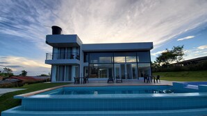 A modern two-story house with a swimming pool, large glass windows, and a balcony. - Unforgettable vacations, beautiful farm with astonishing and mountains view (Circasia)