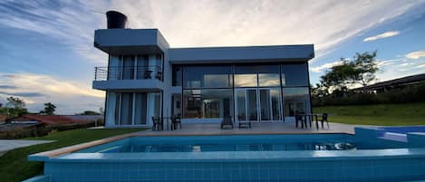 حمّام سباحة خارجي، حمّام سباحة لا متناهي