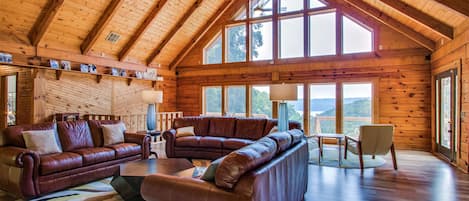 Flat-screen TV, fireplace, Netflix, Hulu