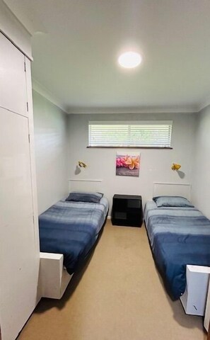 3 間睡房、熨斗/熨衫板