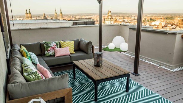 A rooftop terrace with a sofa, a coffee table, and a view of a cityscape. - Zabella Salamero - Spectacular penthouse in the center of town (Zaragoza)