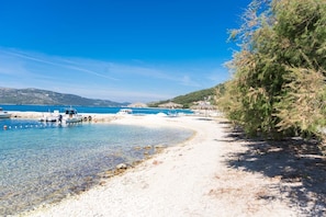 Sulla spiaggia, lettini da mare
