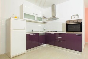 Frigorifero, microonde, forno, piano cottura