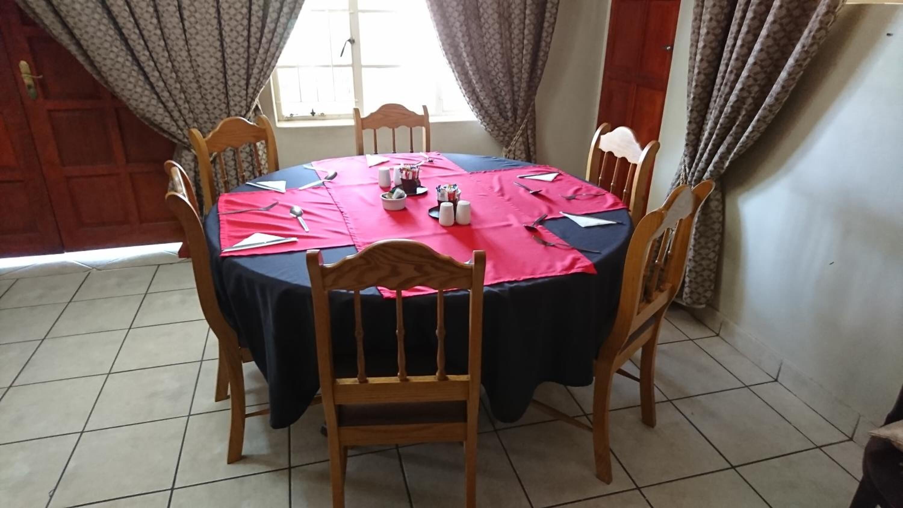 Serveert ontbijt, lunch, diner, lokale en internationale gerechten 