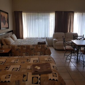 Minibar, desk, free WiFi, bed sheets - Country Blue Guest House (Polokwane)