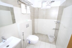Shower, rainfall showerhead, towels - Hotel Kochi Crown (Kanayannur)